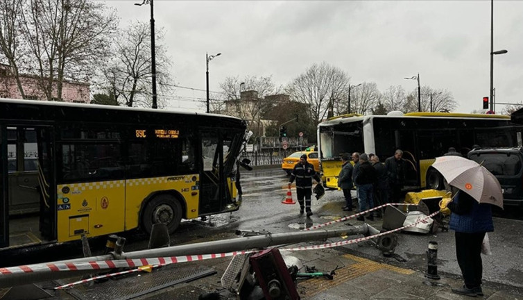 Fatih'te 2 İETT otobüsünün çarpışması ulaşımı aksattı
