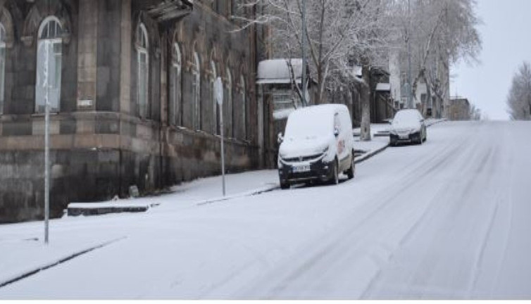 Kars'a aniden bastırdı. Halk şoke oldu