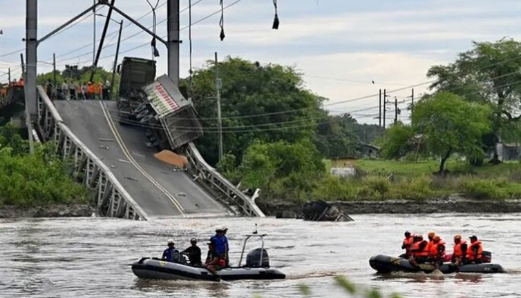 Ekvador’da 200 metrelik asma köprü çöktü: Ölüler var