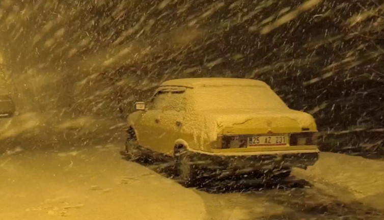 Uzundere kar altında