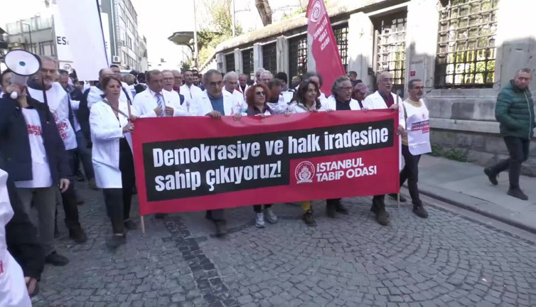 Hekimler ve eczacılar beyaz önlükleriyle İmamoğlu için Saraçhane’ye yürüdü