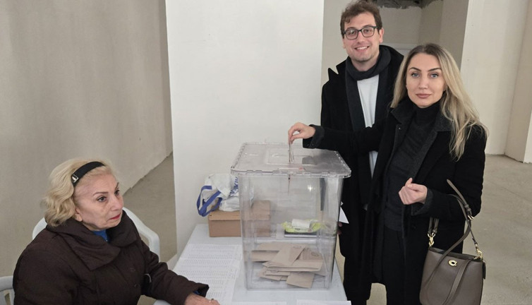 CHP’de ön seçim: Ekrem İmamoğlu'nun eşi Dilek İmamoğlu oyunu kullandı