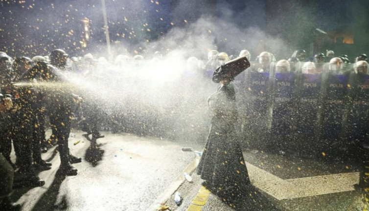Zor gece! Vatandaşlar sokağa indi, çok sayıda gözaltı var
