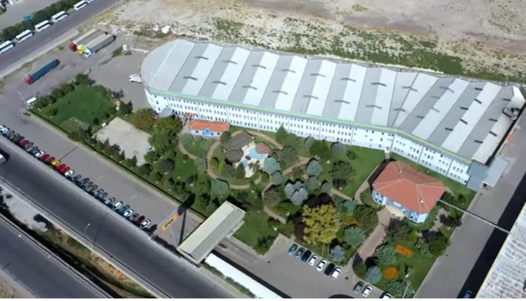 Türk mobilya devi üretimi tamamen durduruyor. Net tarihi açıkladılar. Ünlü popçu firmanın reklam yüzüydü