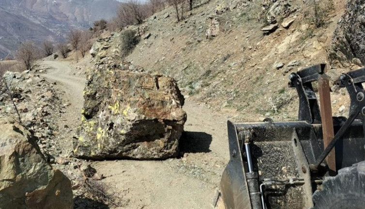 Elazığ’da yola düşen kaya parçaları kaldırıldı