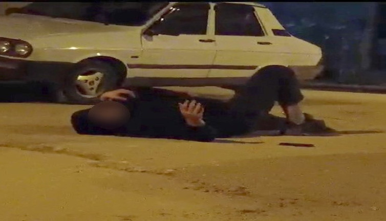 Maddenin etkisiyle sokak ortasında yığıldı!