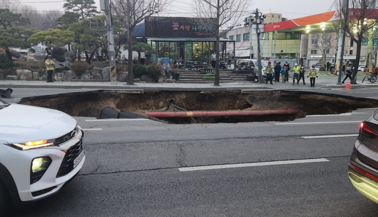 Güney Kore’deki bir anda oluşan dev çukur motosikleti yuttu!