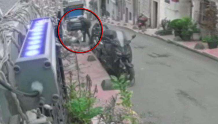 Beyoğlu’nda korku dolu anlar! Çöpe yanıcı madde attı: 2 ev alev alev yandı