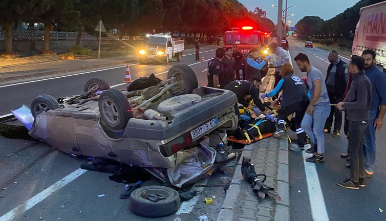 Otomobil kağıt gibi ezildi! Sürücü ile birlikte 3 kişi araç içerisinde sıkıştı