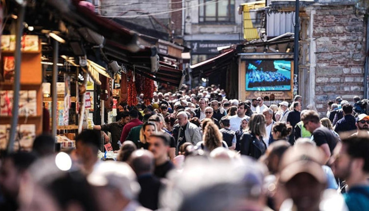 İstanbul'da renkli görüntüler... Bayram alışverişi başladı