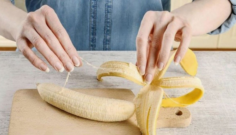 Sivilceyi bitiriyor şişkinliği indiriyor. Artık çöpe atmayacaksınız. Bu meyvenin kılçığı her derde deva