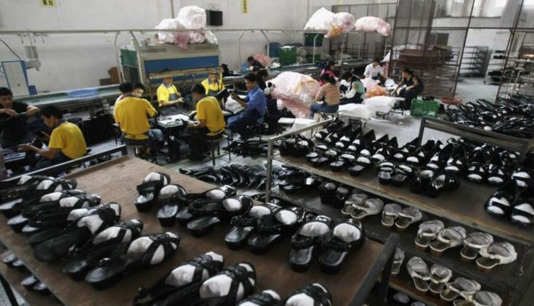 Türk tekstilcilerden sonra ayakkabıcılar da küçük Çin'de. Türkiye'den kaçan kaçana. İthalat patladı