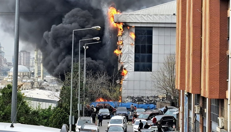 İstanbul'da yangın paniği! Ekipler alevlere müdahale ediyor