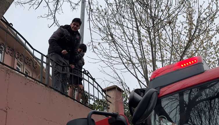 Topları okulun bahçesine kaçmıştı! İki kardeş kurtarılmayı beklediler