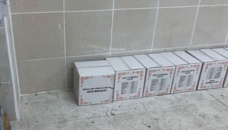 AKP'li isim yardım kolilerini reklamı için kullandı. Okulda skandal!