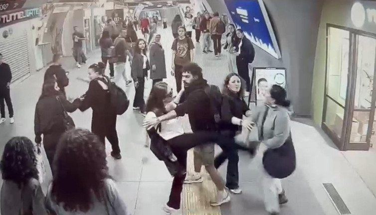 İstanbul’da metro istasyonunda laf atma kavgası merdivende bitti! Düştü yaralandı