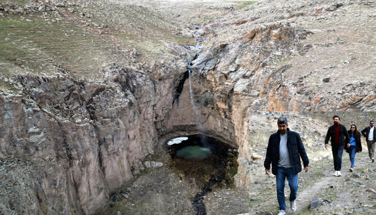 Yılda sadece bir ay akıyor! Tam 40 metre yükseklikte