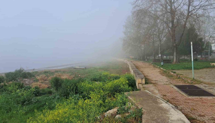 Bursa İznik'te göl sisle kayboldu!