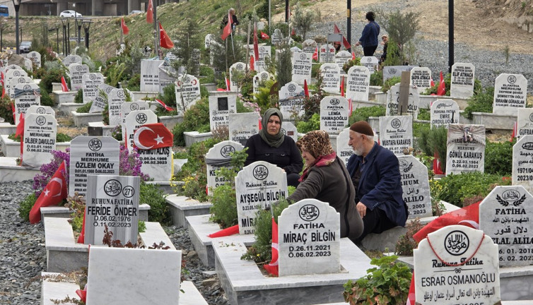 Hatay'da Deprem Şehitliği unutulmadı! Bayram ziyareti yapıldı