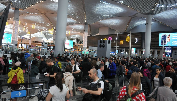 İstanbul Havalimanı’nda bayram buyrukları: Binlerce yolcu yolda