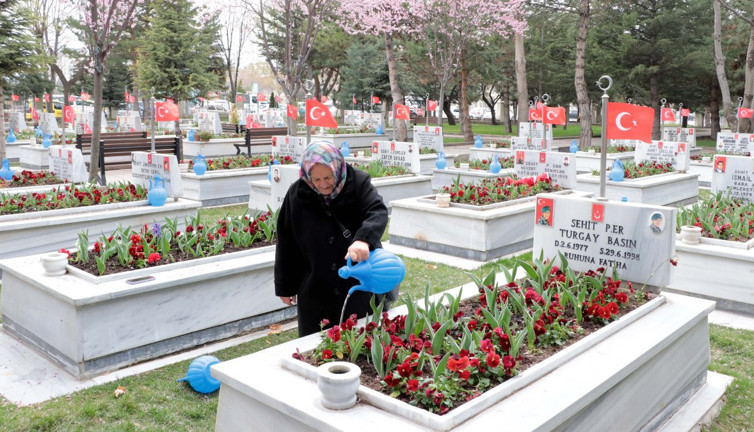 Kayseri'de bayram arifesinde şehitlik ziyareti