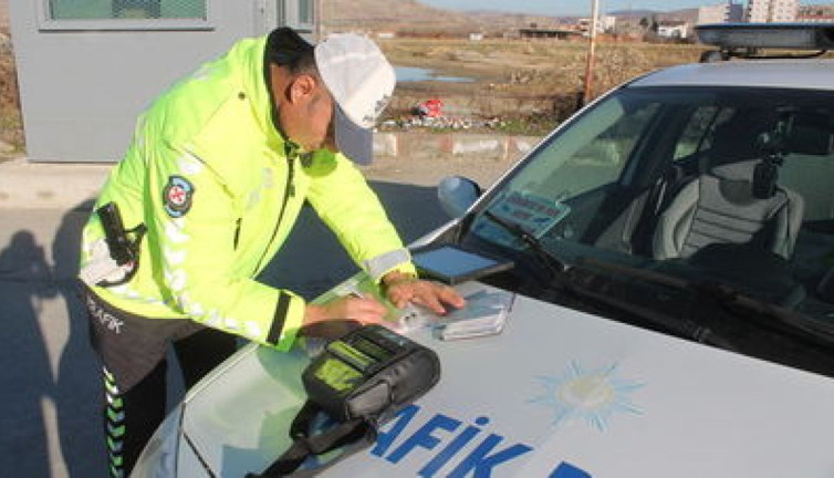 Trafikte makas atan sürücüye para cezası