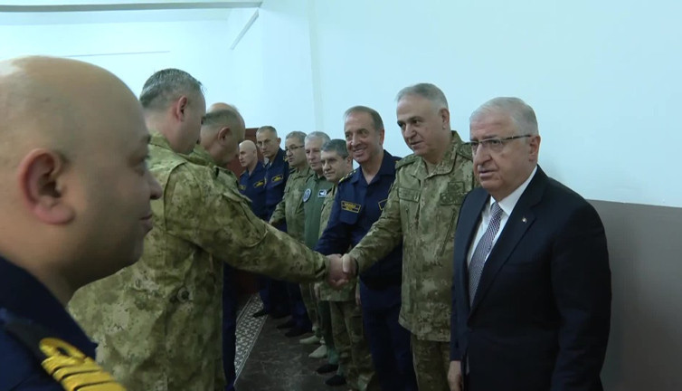 Bakanr Güler, Çanakkale'de Mehmetçikle bayramlaştı