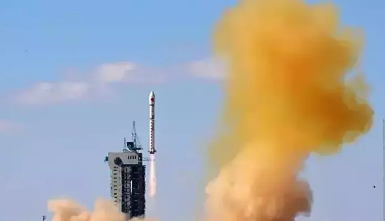 Test roketi kalkıştan kısa süre sonra patladı