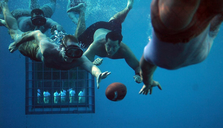 Suyun altındaki çetin mücadele: Futbol derinlere iniyor