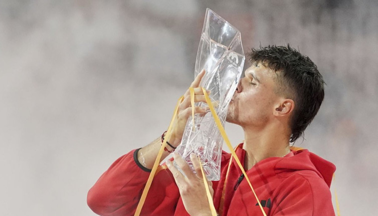 Genç yetenek Jakub Mensik'ten tarihi zafer