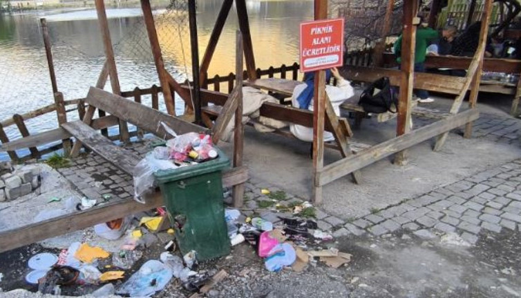 Mesire alanı çöplüğe döndü