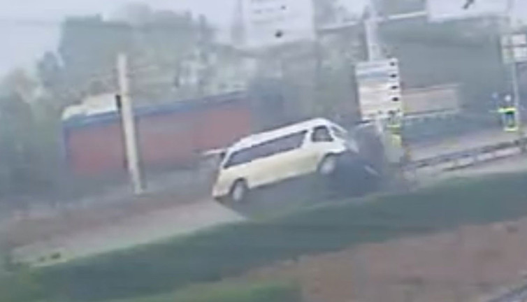 Bursa’da feci kaza! 1 çocuğun öldüğü, 5 kişinin yaralandığı kaza anı kamerada