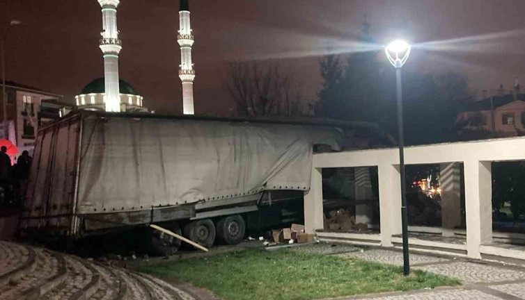 Ankara’da freni boşalan tır parka daldı: 1 ölü