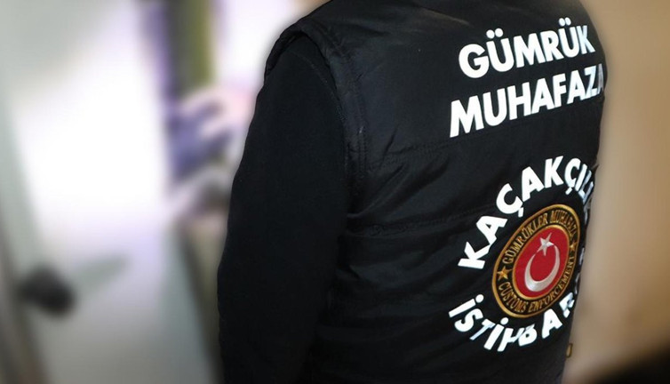 Tır dorsesinde yurt dışına kaçmaya çalışan zanlılar yakalandı