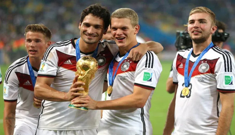 Alman futbolunun efsane ismi sezon sonu kramponları asıyor