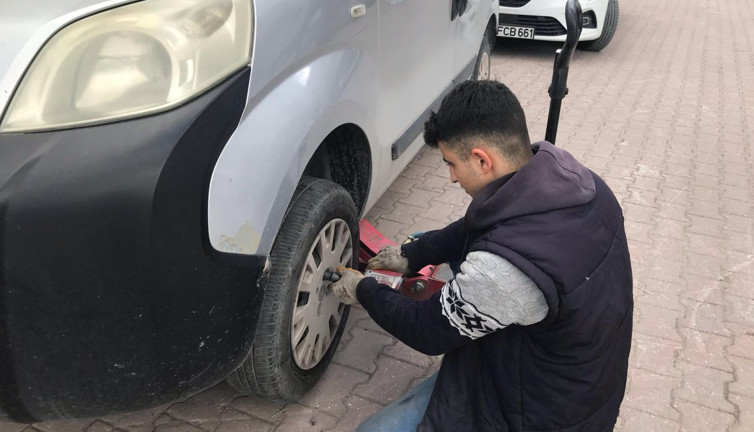 Araç sahipleri lastikçilere akın ediyor