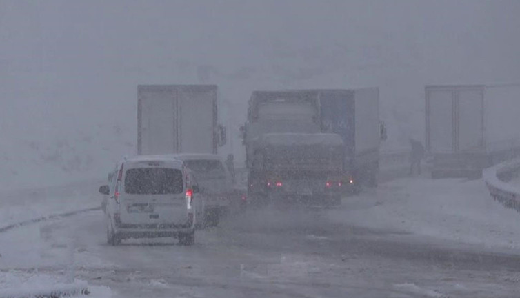 Kop Dağı geçidinde kar ve tipi! Ekipler harekete geçti