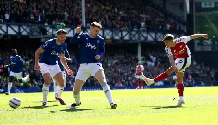 Hakem uzatmaları unuttu, Arsenal Everton'a takıldı!