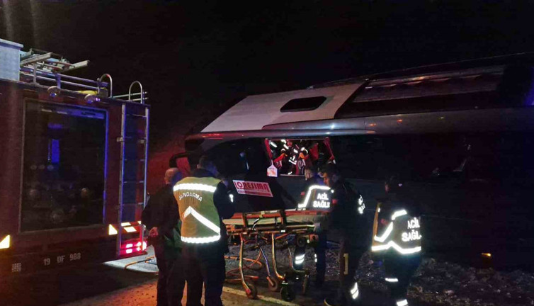 Portakal Çiçeği Karnavalı dönüşünde feci kaza! Yolcu otobüsü şarampole devrildi: 23 yaralı