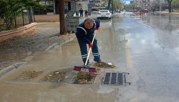 Didim’de yağış sonrası temizlik: Mazgallar açıldı