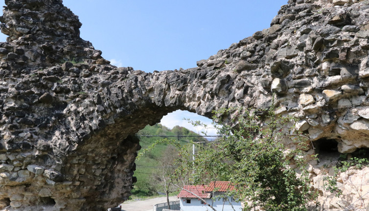 Düzce’de tarihi zenginliği ortaya çıkardı: Su kemerlerinin kalıntıları ilgi görüyor
