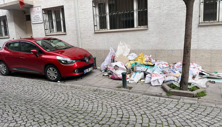 Kaldırım çöp dağına döndü! Yayalar isyan etti...