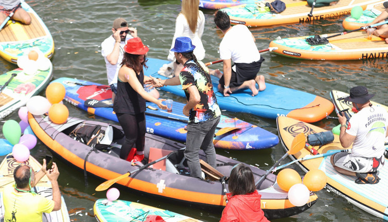 Portakal Çiçeği Karnavalı'nın su kortejinde sürpriz evlilik teklifi