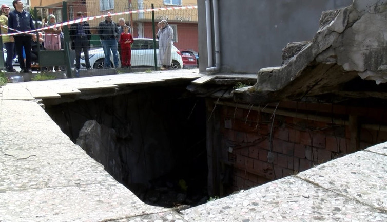 Pendik’te korku dolu anlar: Pendik’te dört katlı binanın bahçe zemini çöktü