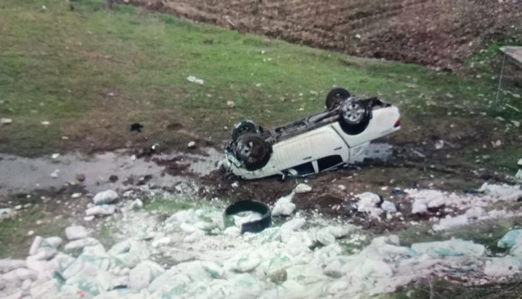 Kamyonet şarampole yuvarlandı: Yaralılar var