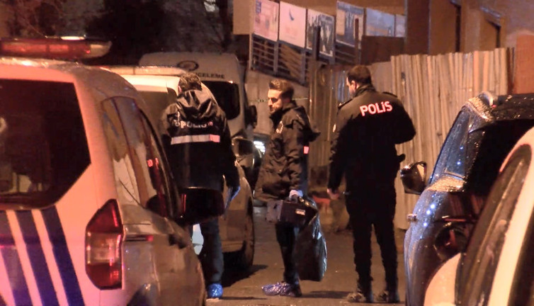 Polis bıçaklı saldırganı vurarak durdurdu