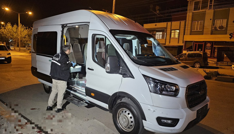 Servis minibüsünde, arkadaşını boynundan bıçakladı
