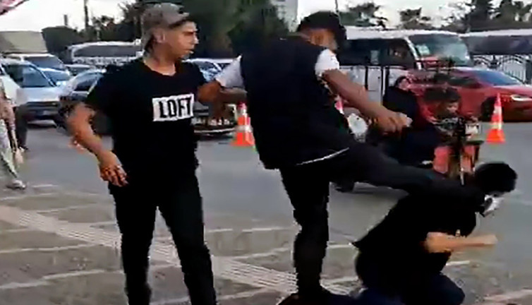 Adana’da parkta tekme ve yumruk kavgası