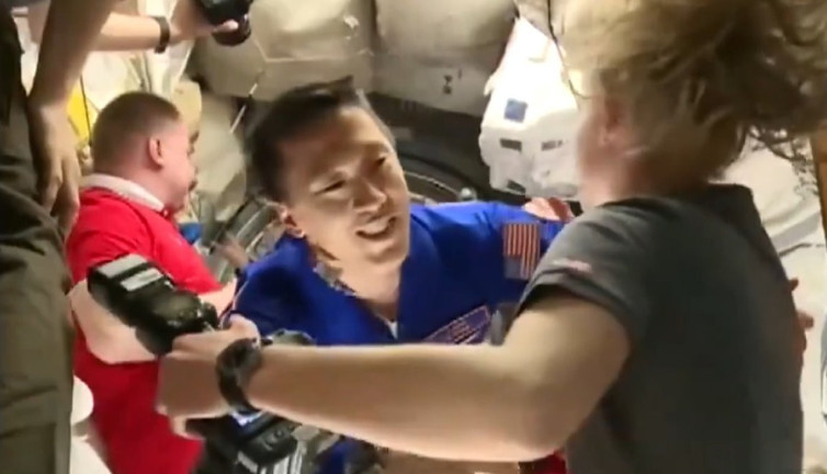 NASA astronotu uzayda: Hoş geldin Kim!