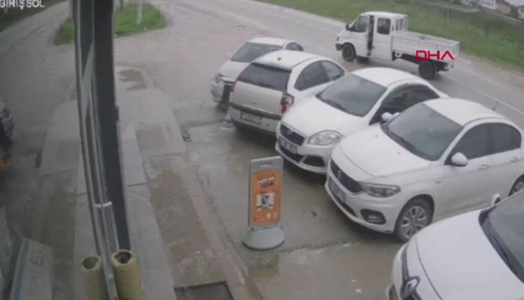 İnegöl’de feci kaza: Otomobil park halindeki araçlara çarptı: 1’i çocuk 5 yaralı